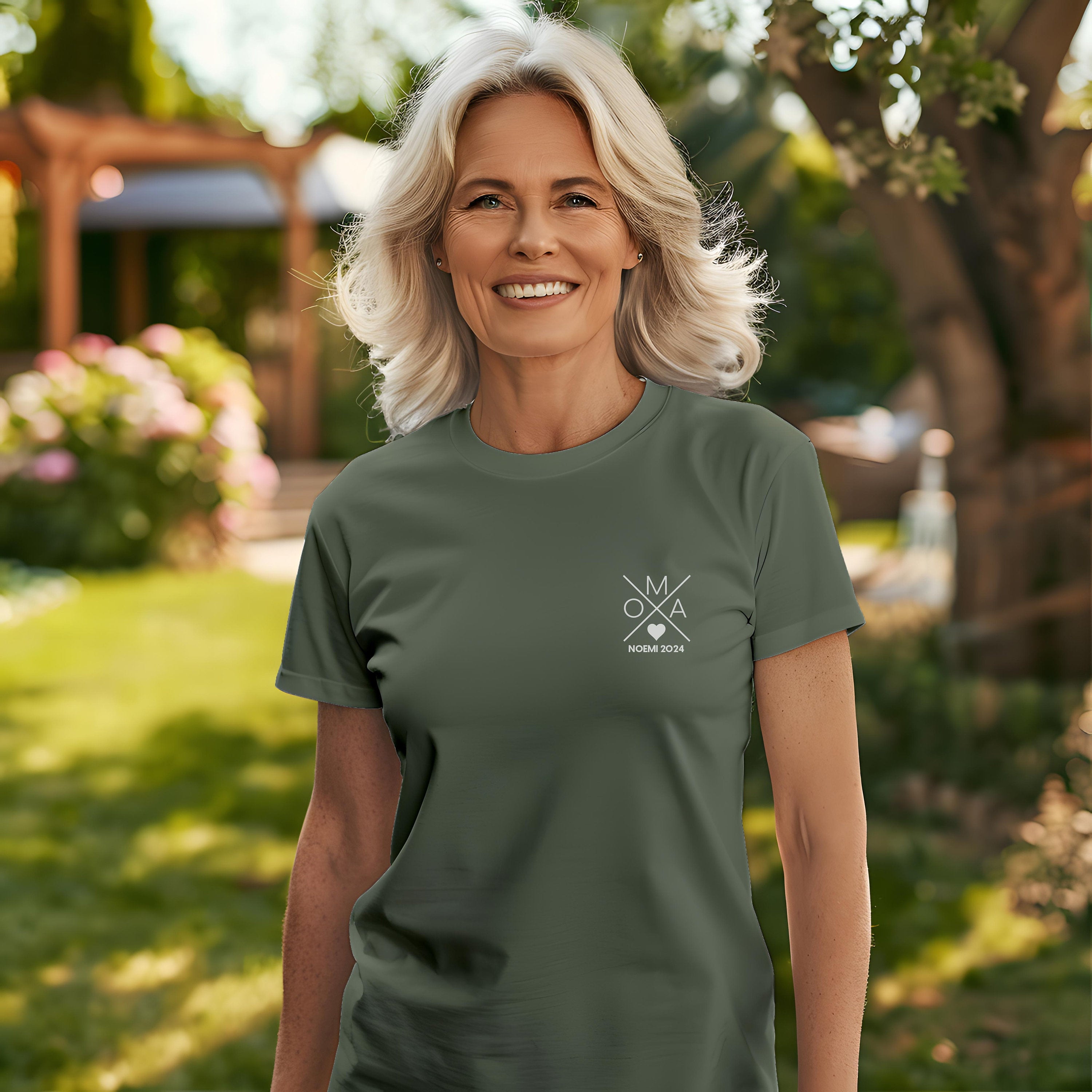Oma Kreuz T-Shirt khaki, personalisiert mit Namen