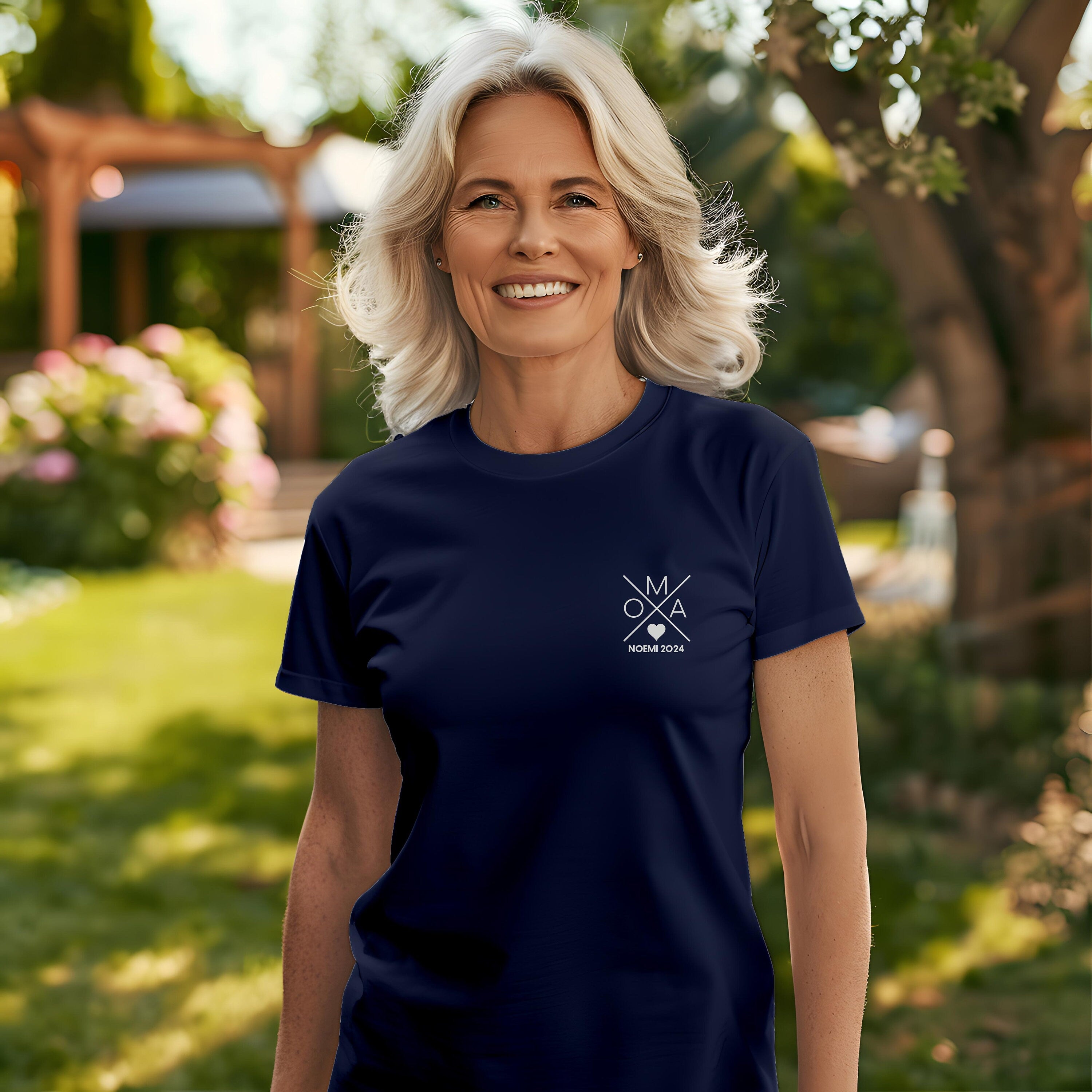 Oma Kreuz T-Shirt navy, personalisiert mit Namen